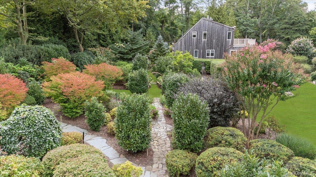 2785 Noyack Road Property Photo 3