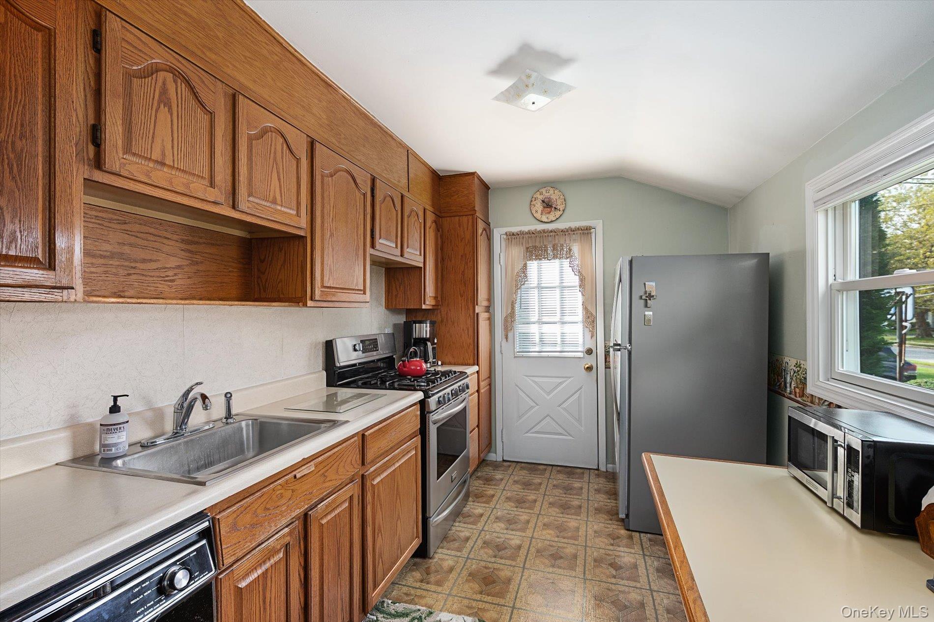 991 Gardiner Drive Property Photo 16