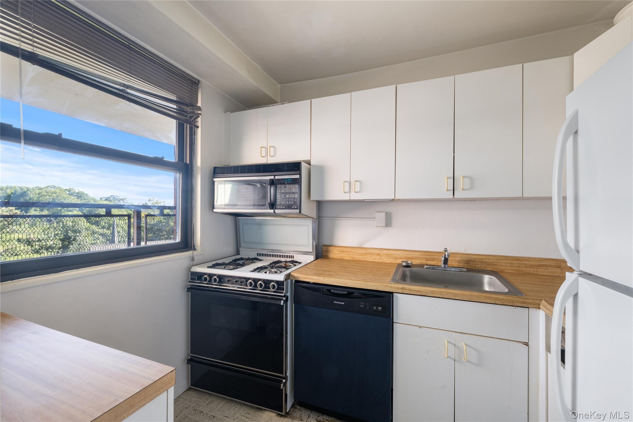 4901 Henry Hudson Parkway 8m Property Photo 7
