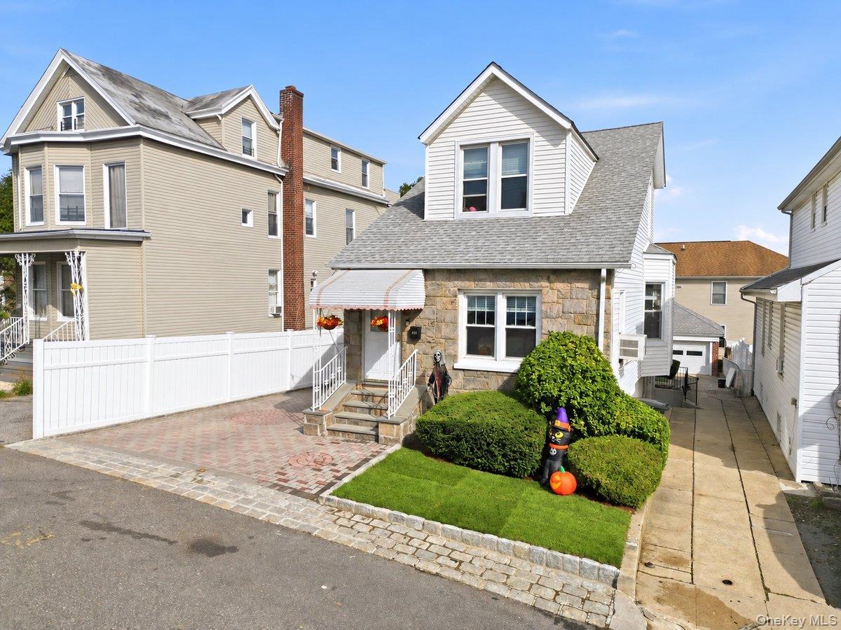 221 Edgewood Avenue Property Photo 2