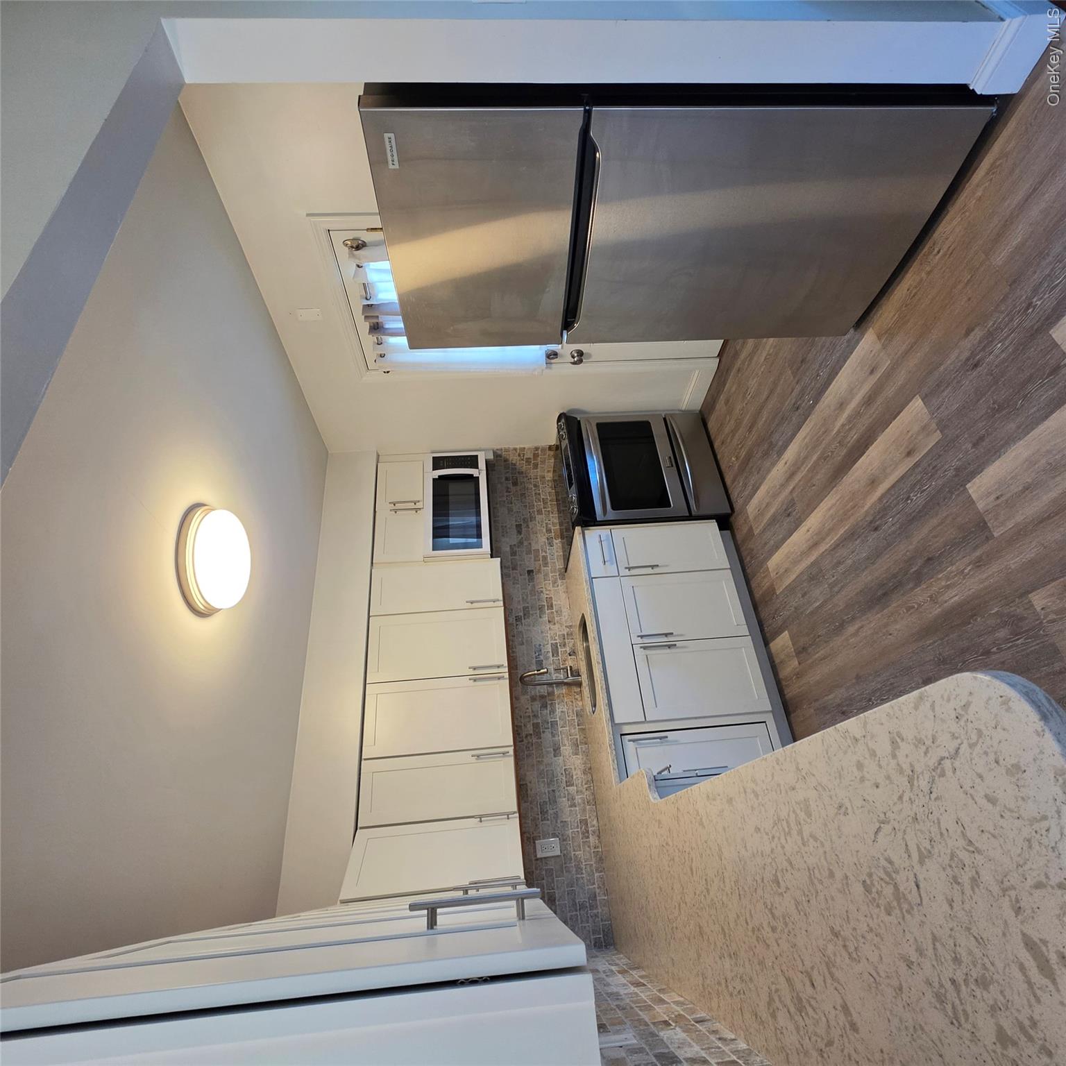 882 Leeds Court Property Photo 4