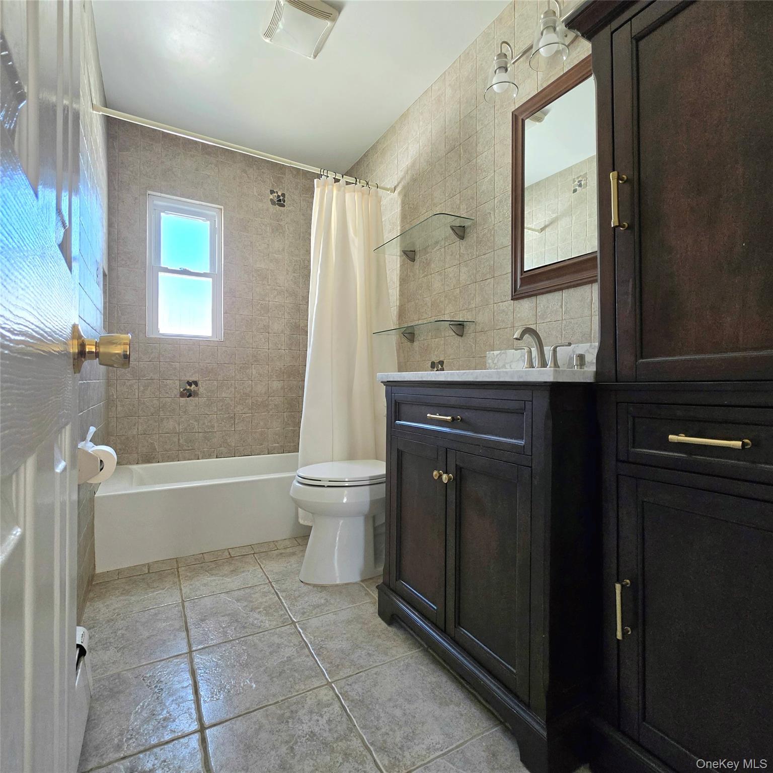 882 Leeds Court Property Photo 6