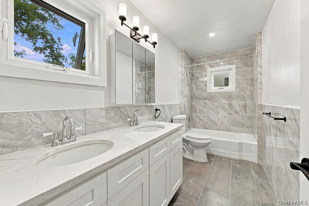 84 Middle Neck Road Property Photo 8