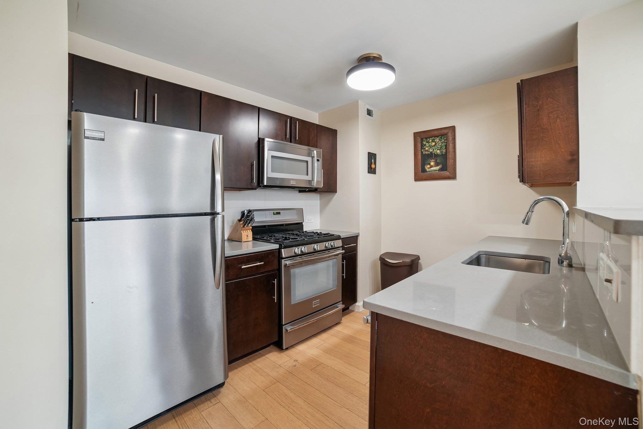 535 W 52nd Street 8d Property Photo 5