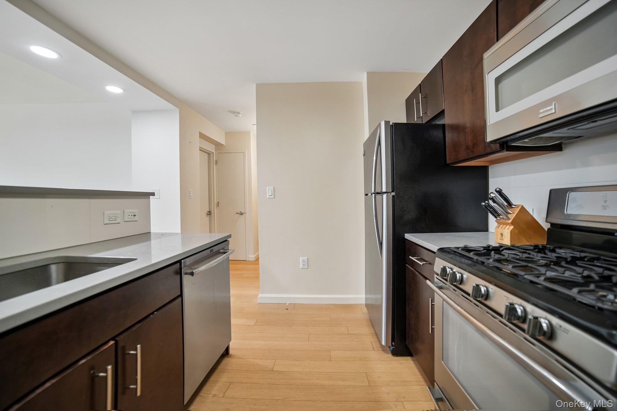 535 W 52nd Street 8d Property Photo 6