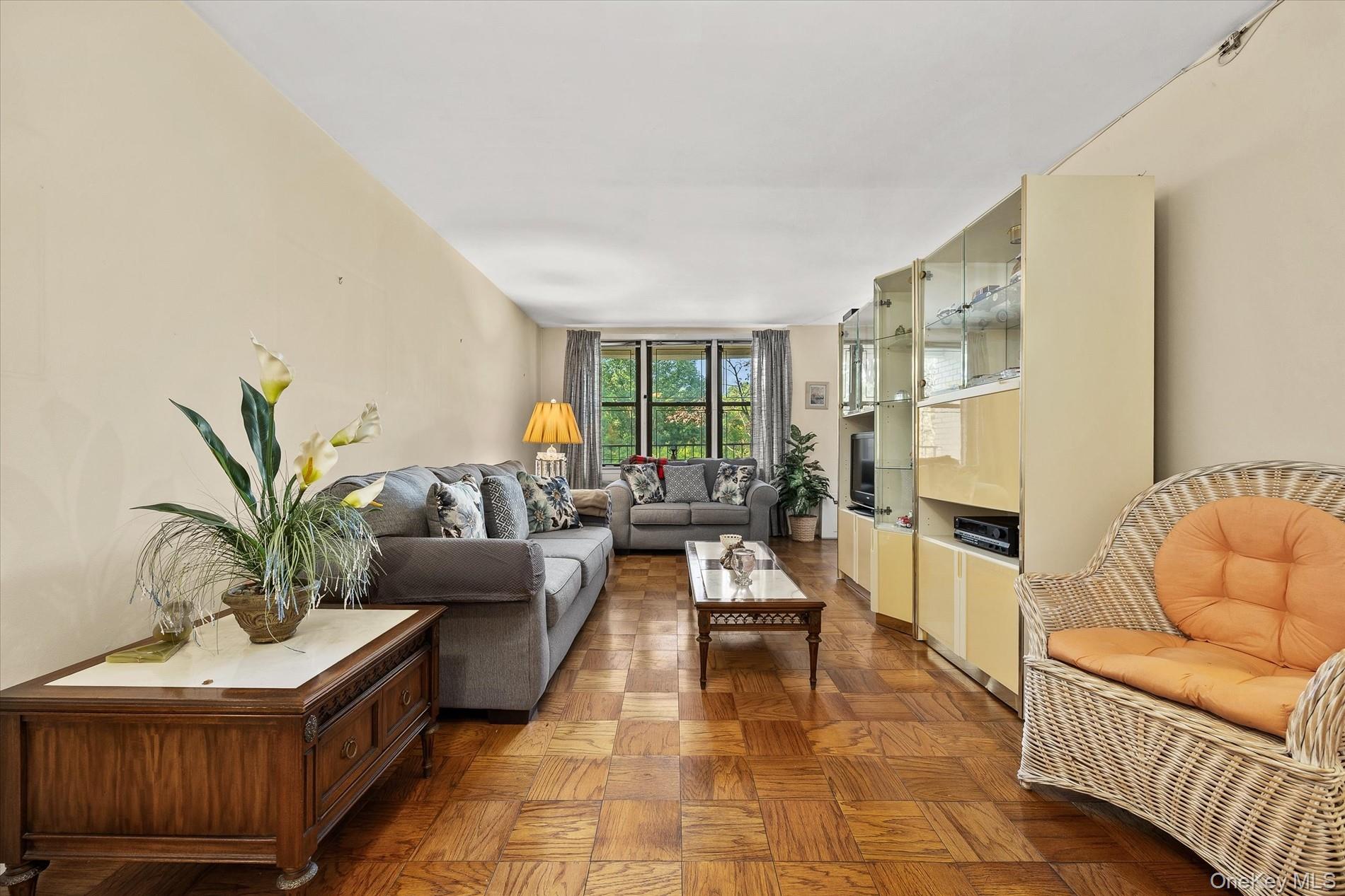 1874 Pelham Parkway 2r Property Photo 3