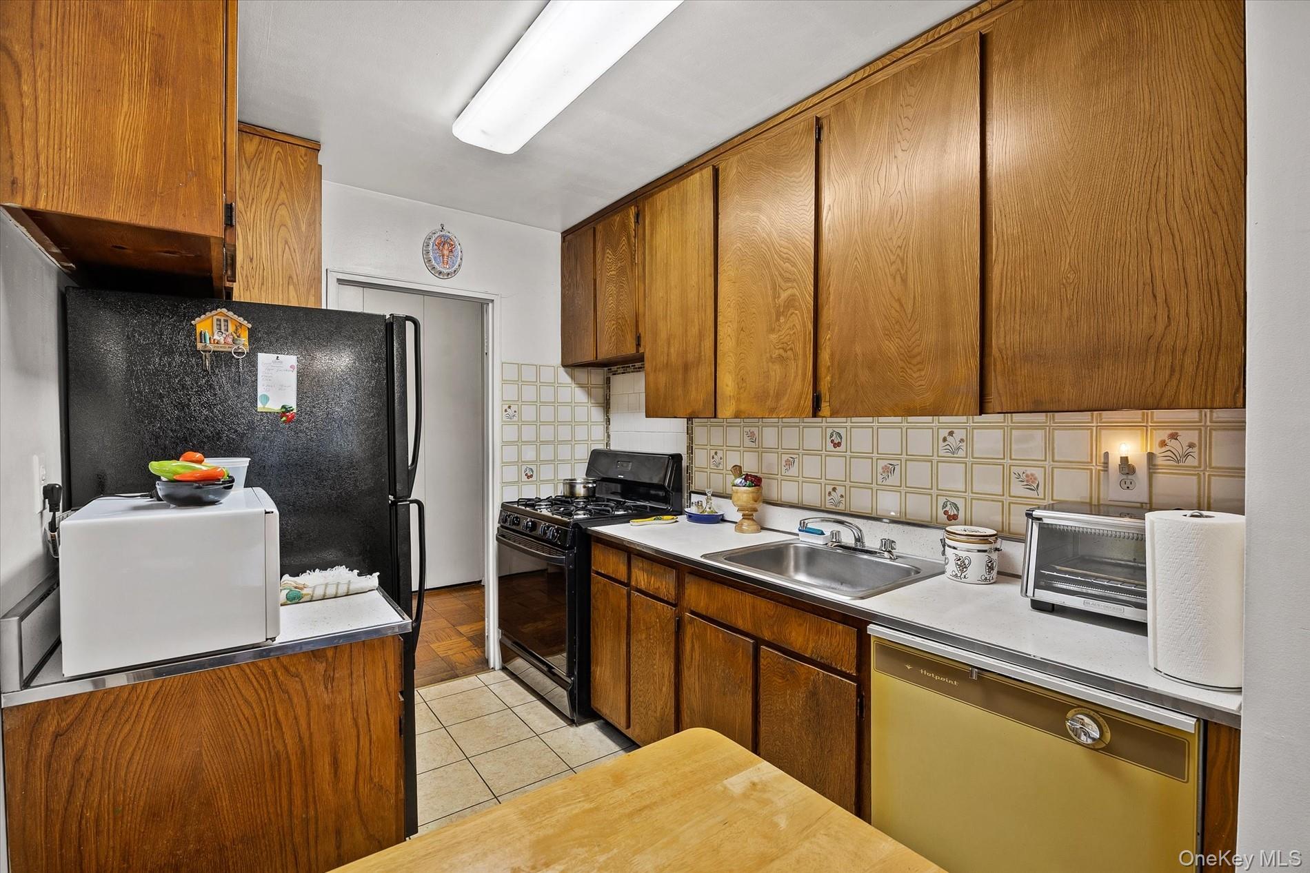 1874 Pelham Parkway 2r Property Photo 9