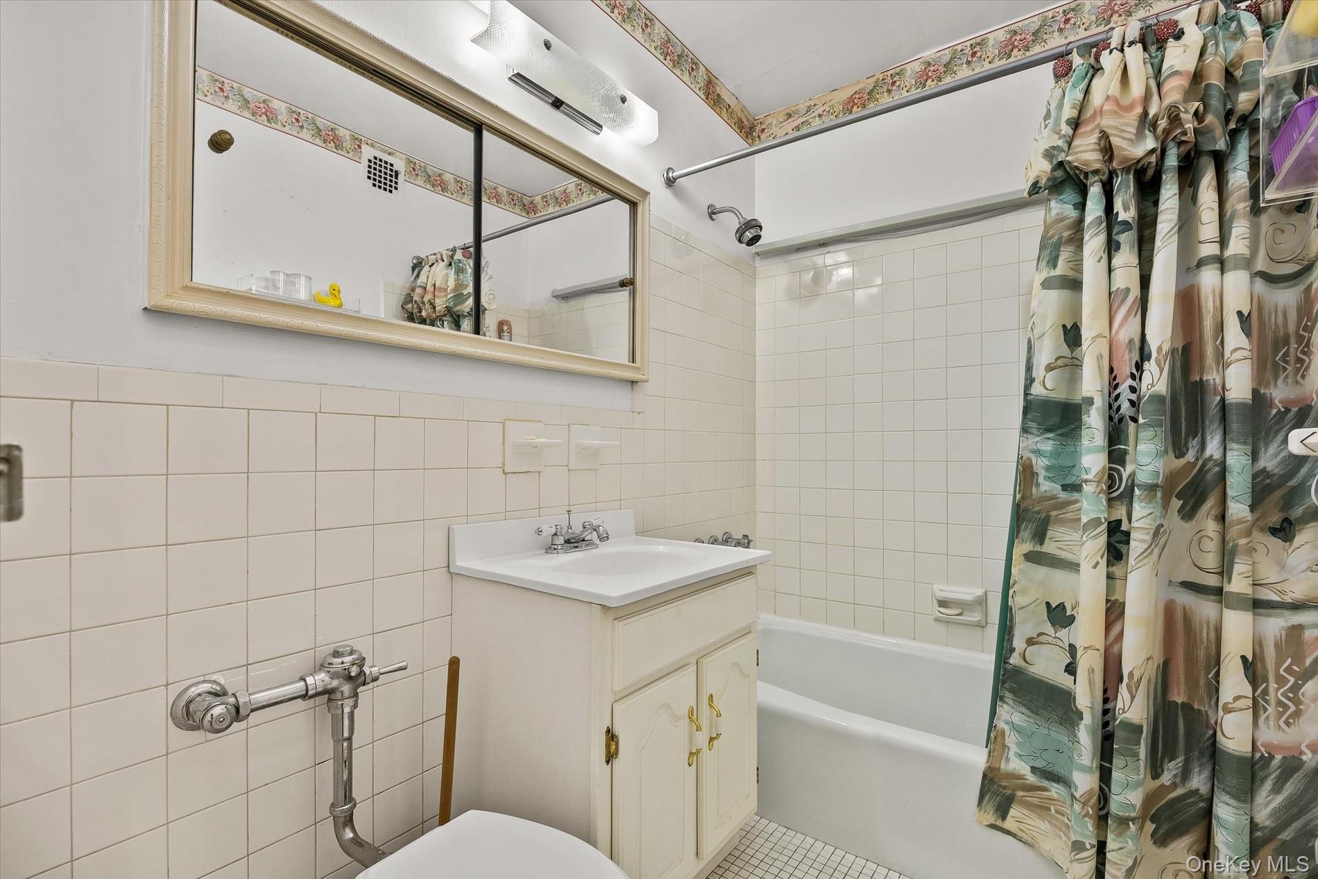 1874 Pelham Parkway 2r Property Photo 17