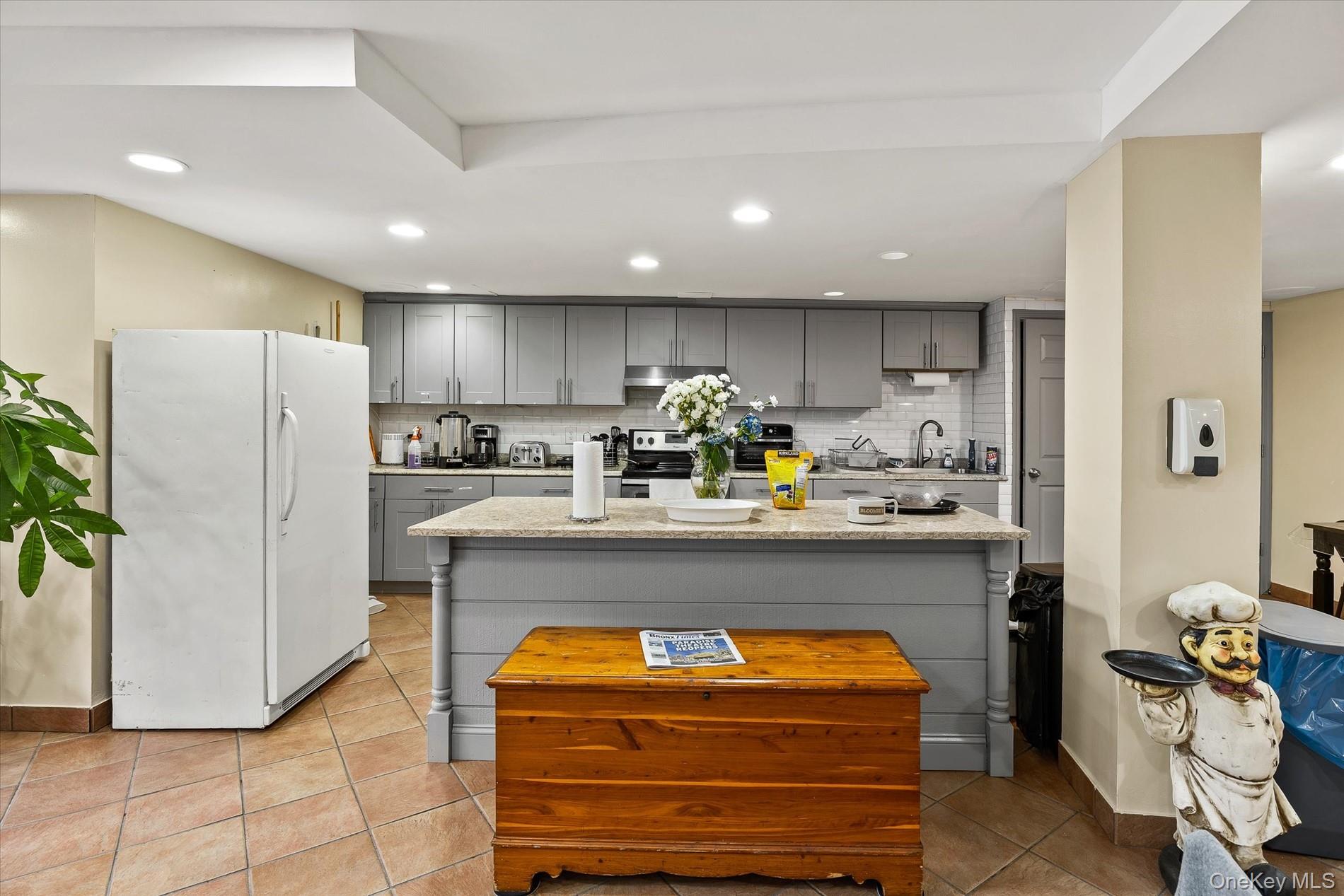 1874 Pelham Parkway 2r Property Photo 23