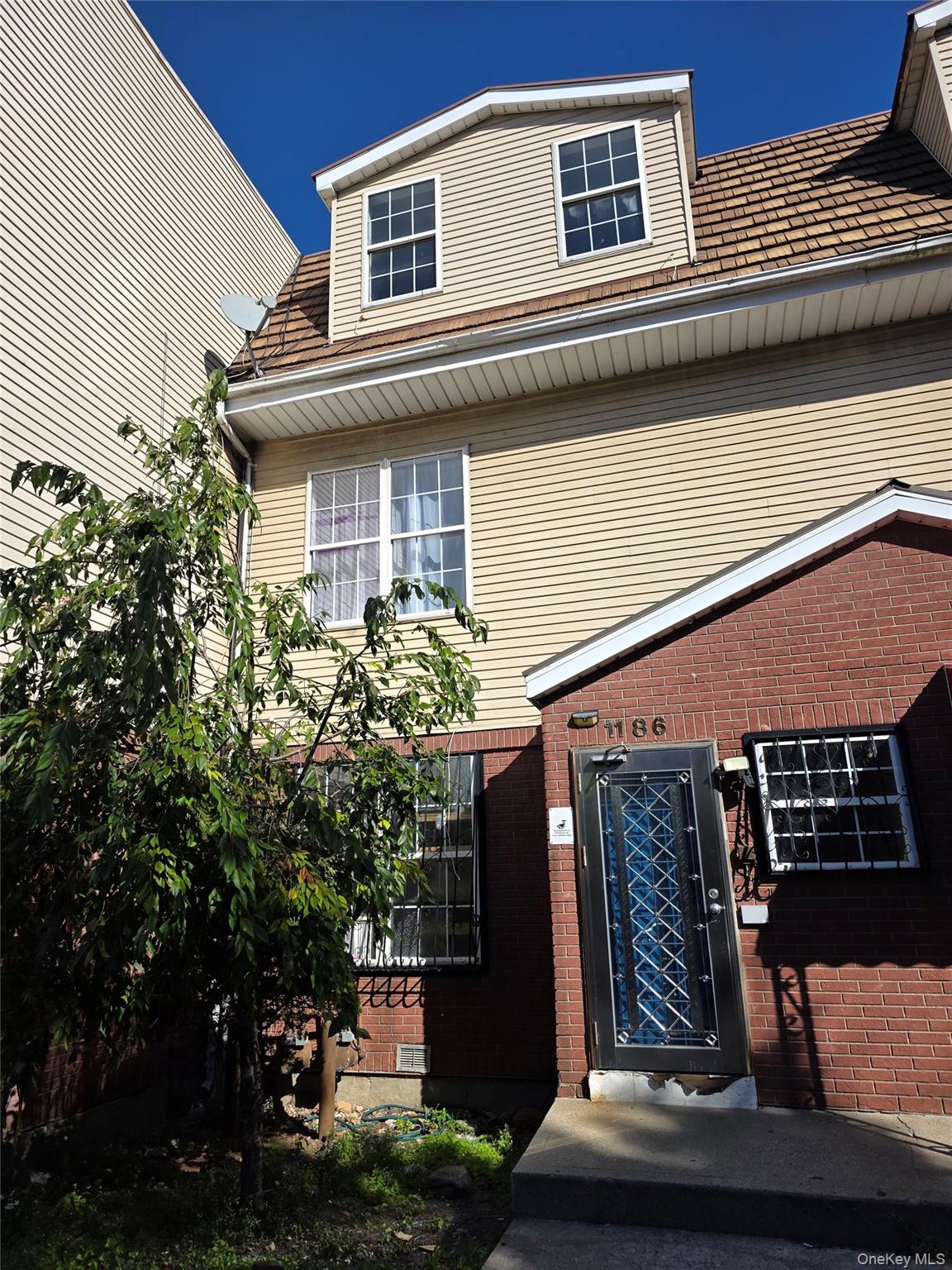 1186 Vyse Avenue Property Photo 2