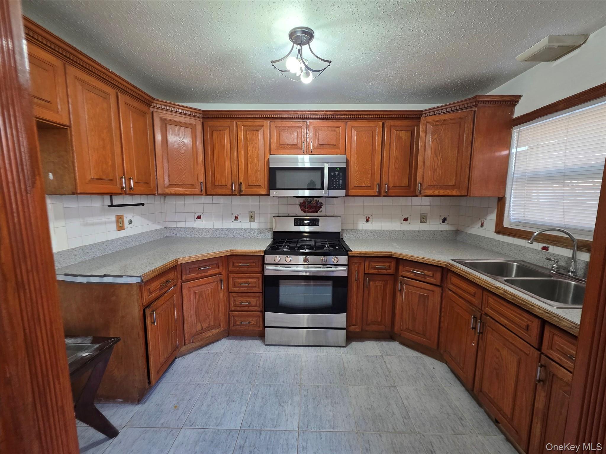 1186 Vyse Avenue Property Photo 13