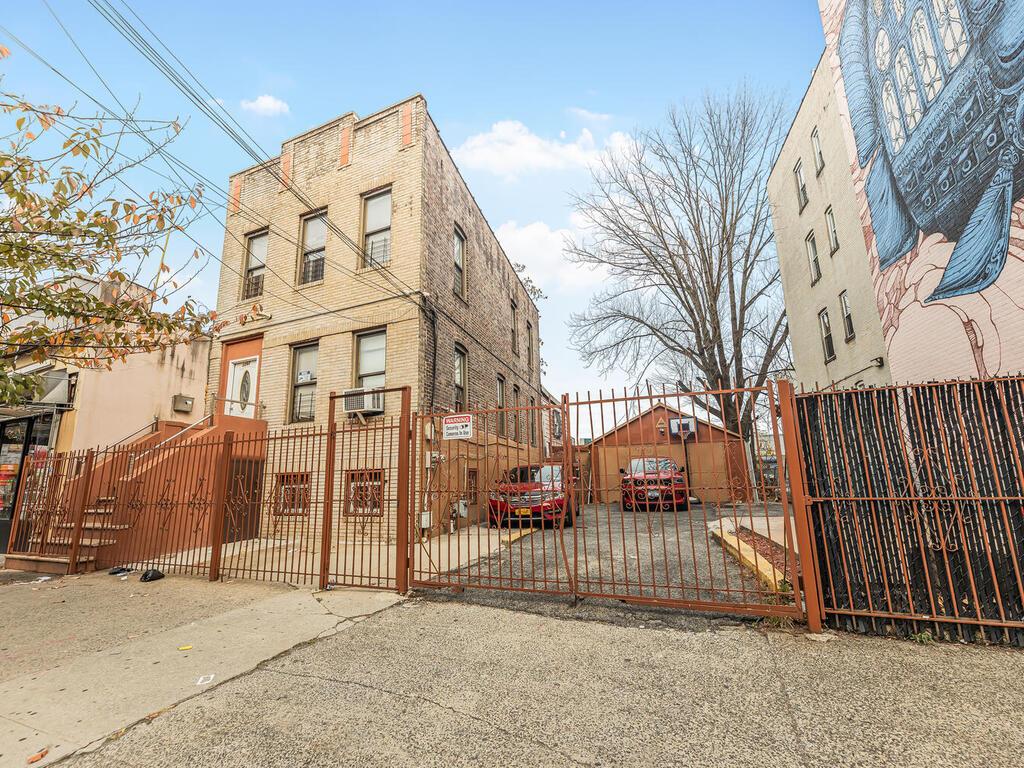 1262 Leland Avenue Property Photo 3
