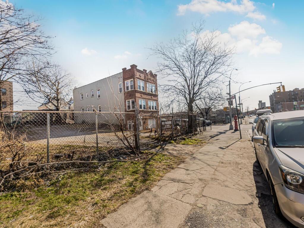 1448 & 1450 Rosedale Avenue Property Photo 3