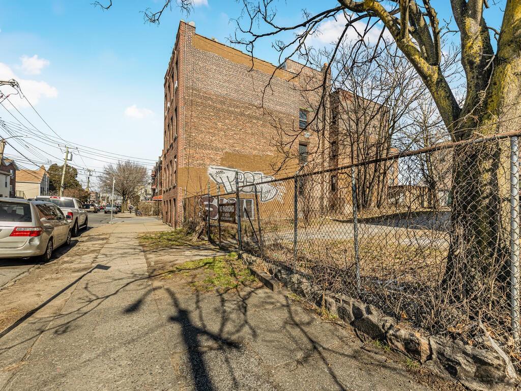 1448 & 1450 Rosedale Avenue Property Photo 6