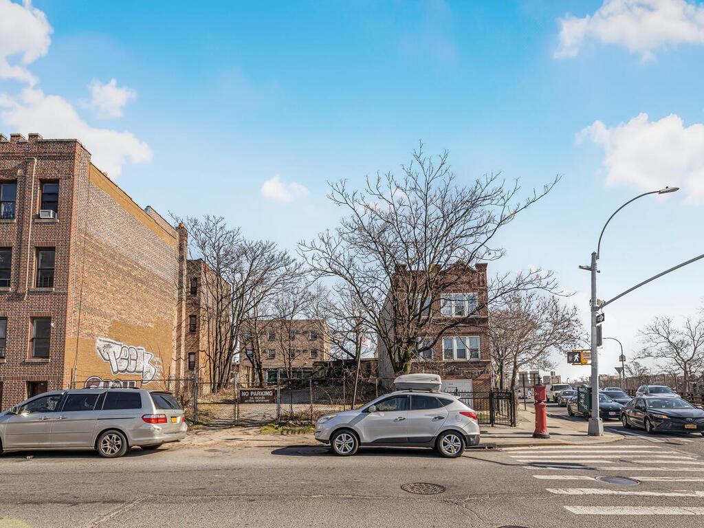 1448 & 1450 Rosedale Avenue Property Photo 16