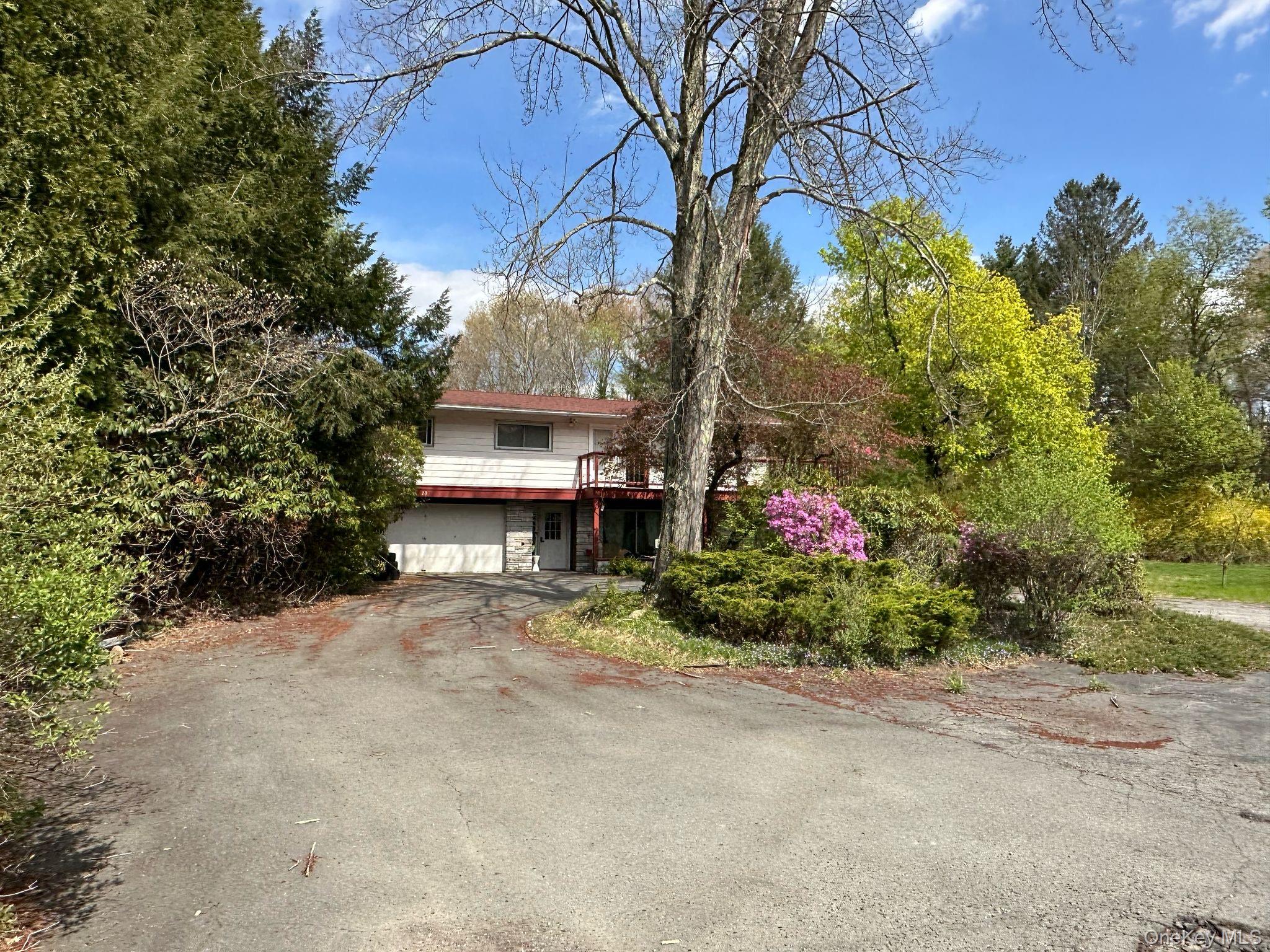 23 Diane Boulevard Property Photo 3