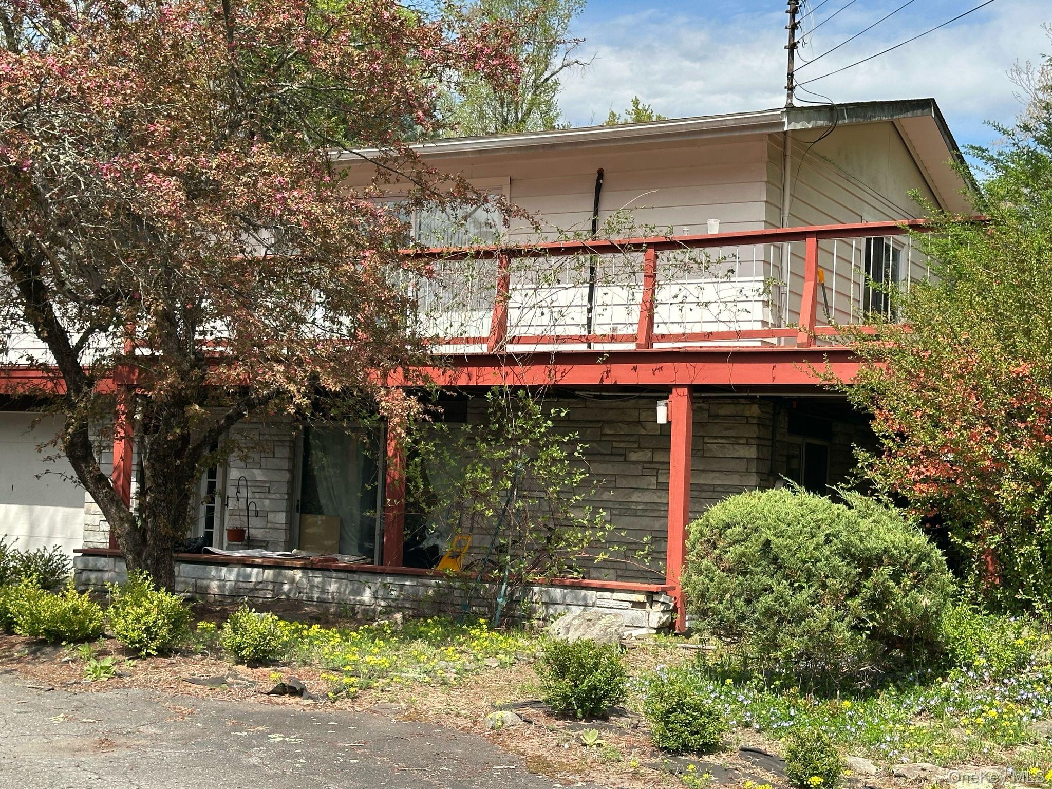 23 Diane Boulevard Property Photo 4