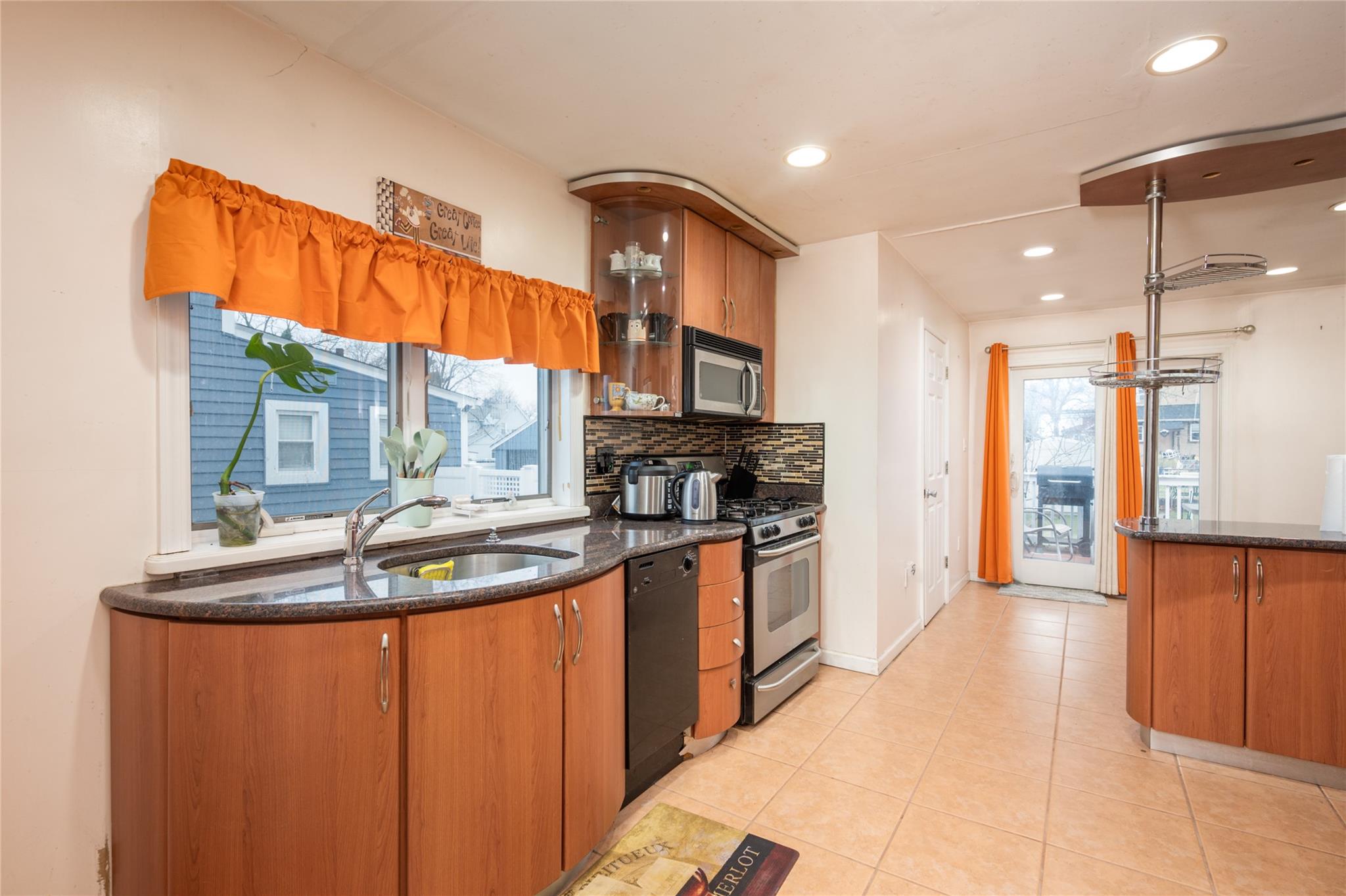67 E Dean Street Property Photo 9