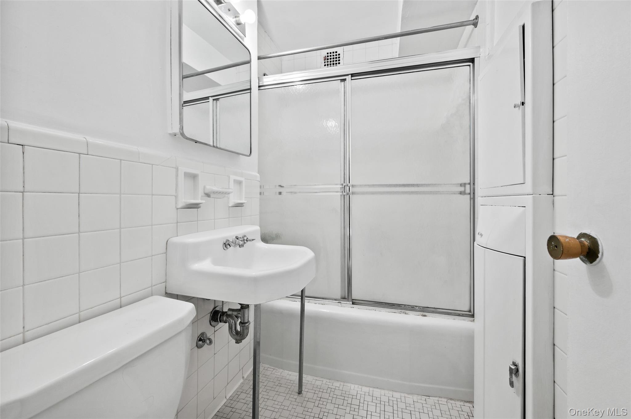 220-55 46 Avenue 5r Property Photo 12