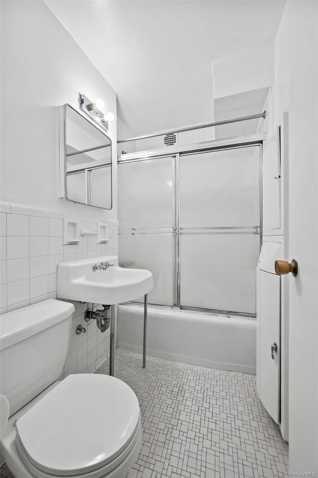 220-55 46 Avenue 5r Property Photo 13