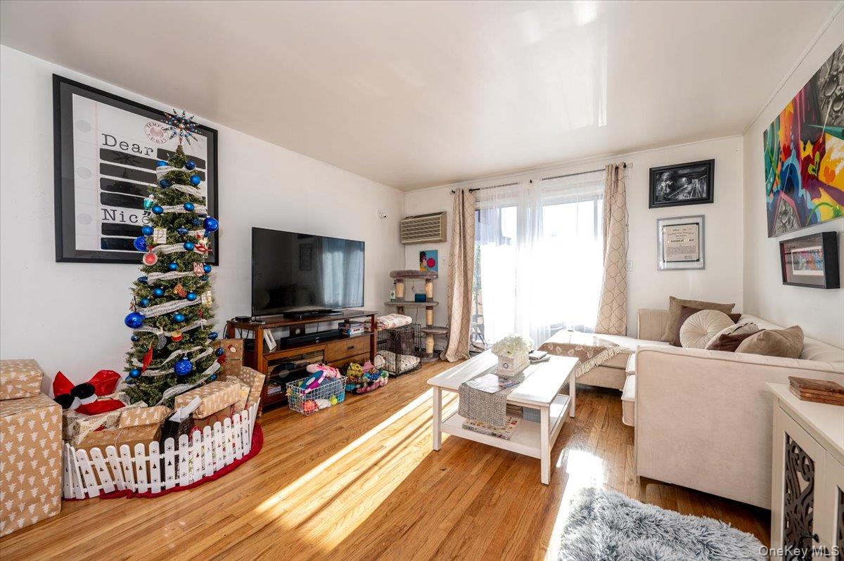 2873 Roebling Avenue Property Photo 3