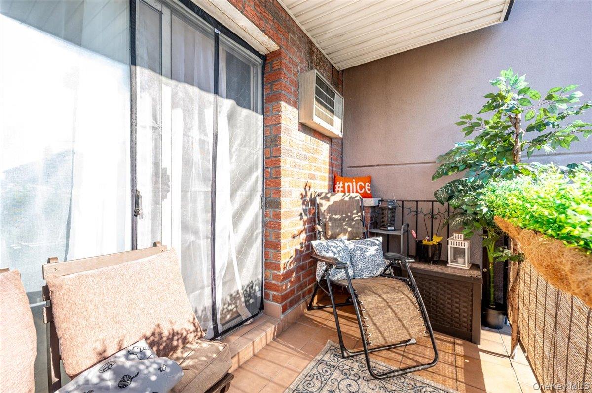 2873 Roebling Avenue Property Photo 13