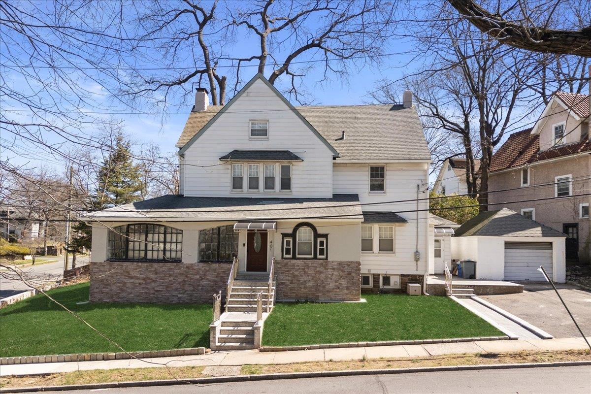 401 Seneca Avenue Property Photo