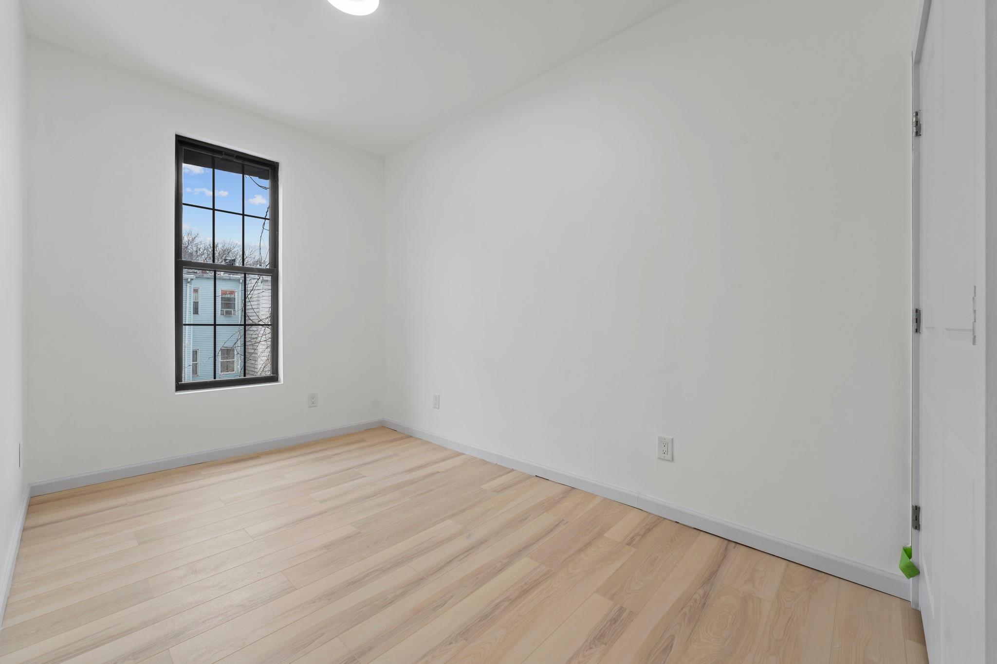 1058 Jefferson Avenue Property Photo 15