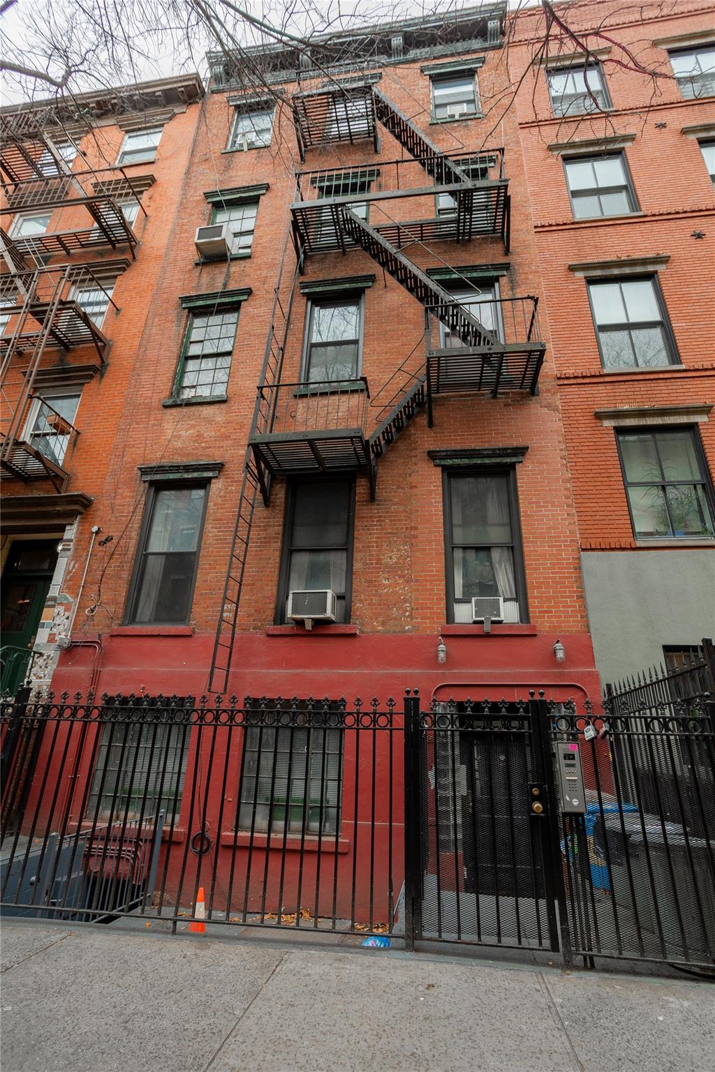 274 E 10th Street Property Photo