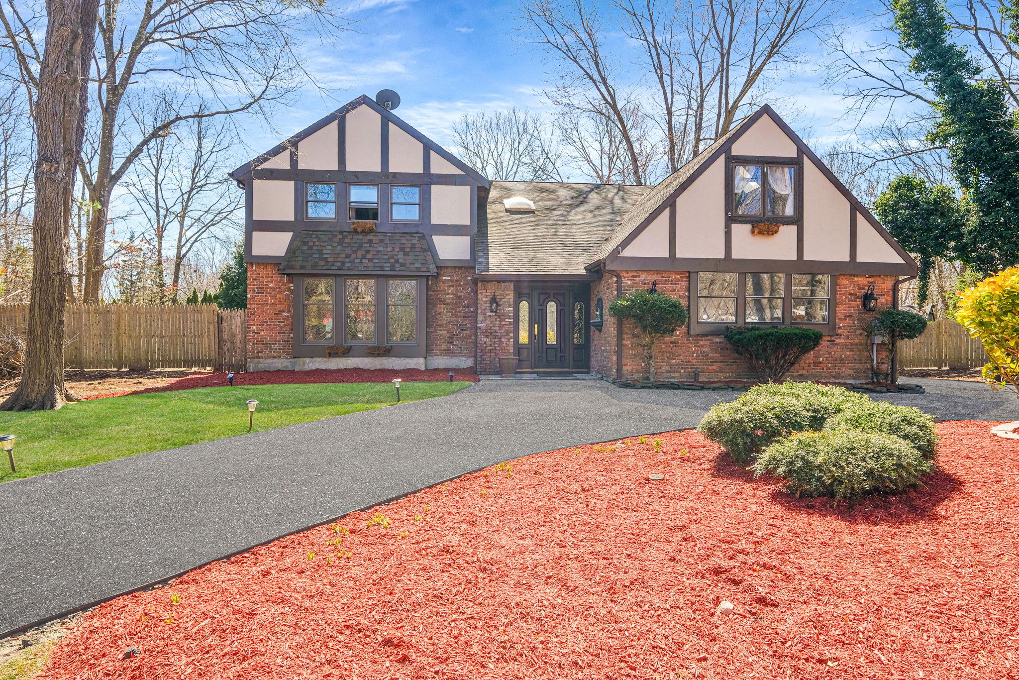 2 Linda Lane Property Photo 1