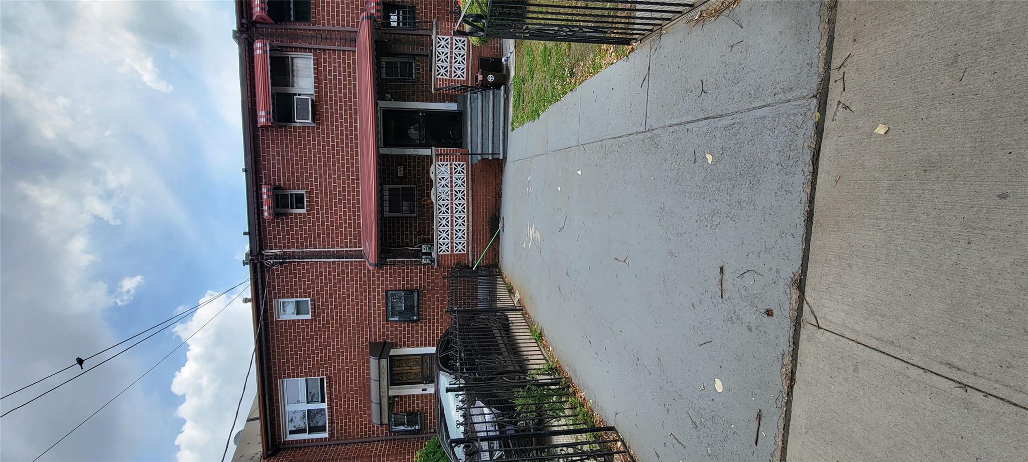 589 Saratoga Avenue
