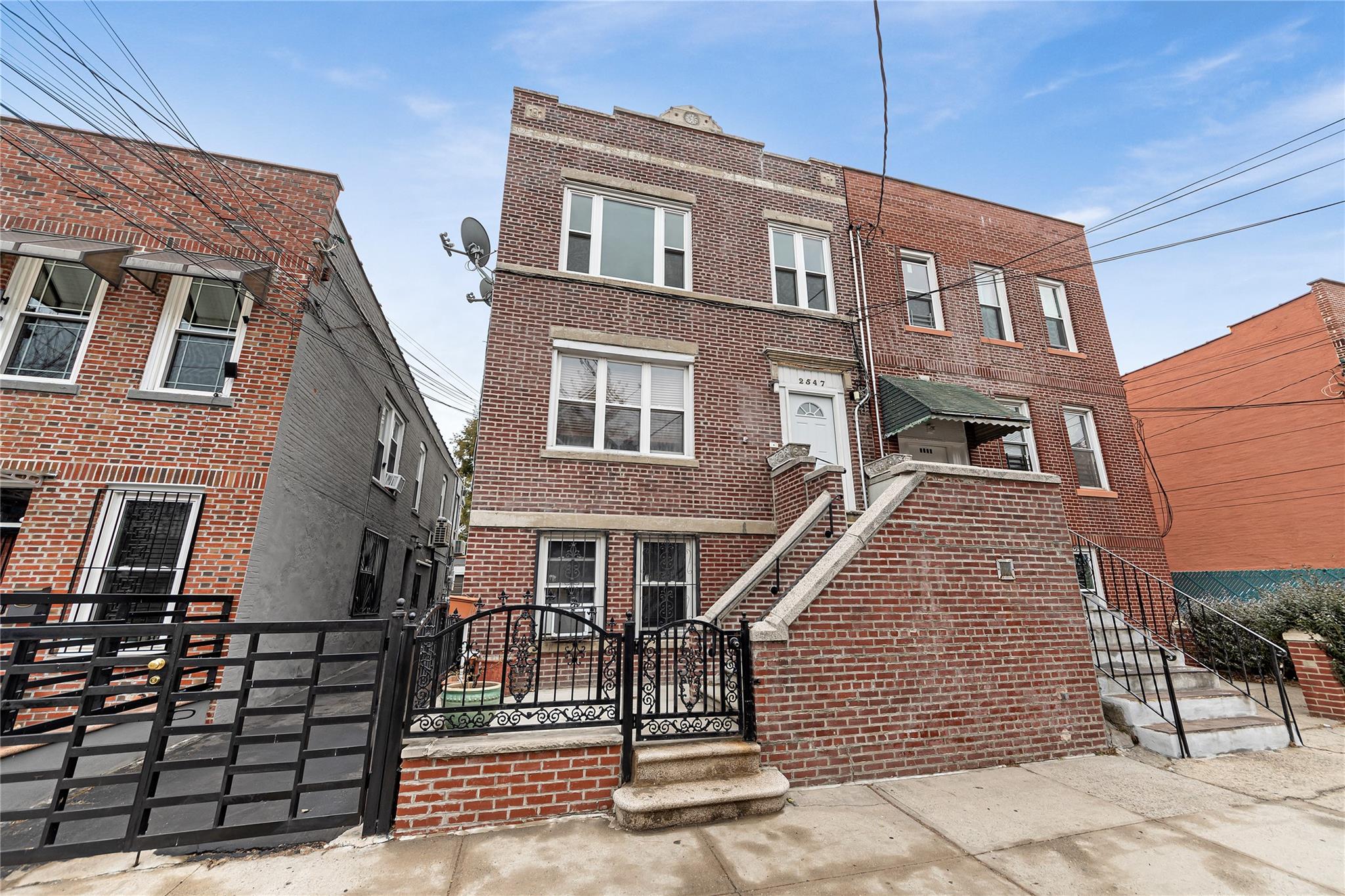 2547 Radcliff Avenue Property Photo 1