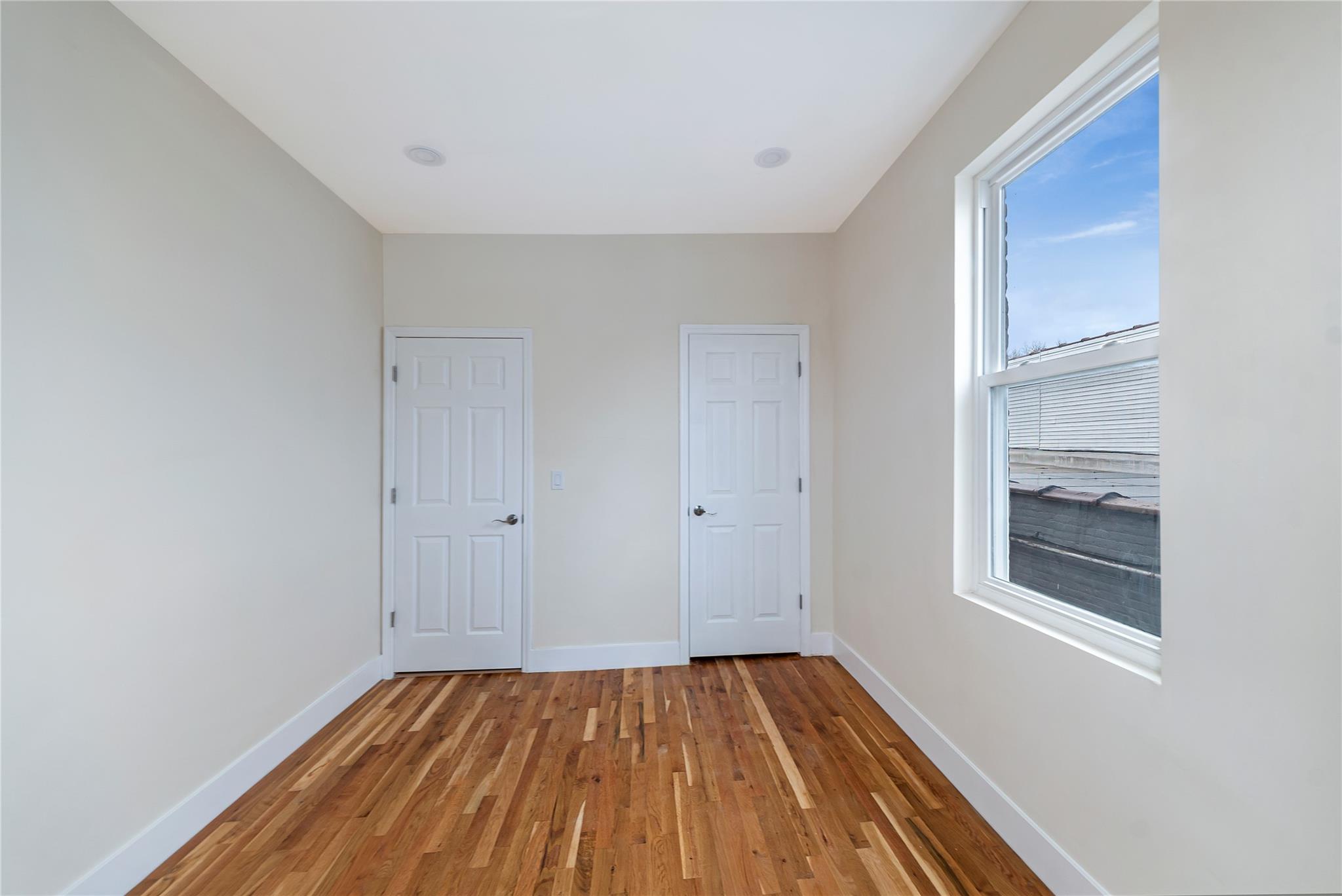 2547 Radcliff Avenue Property Photo 4