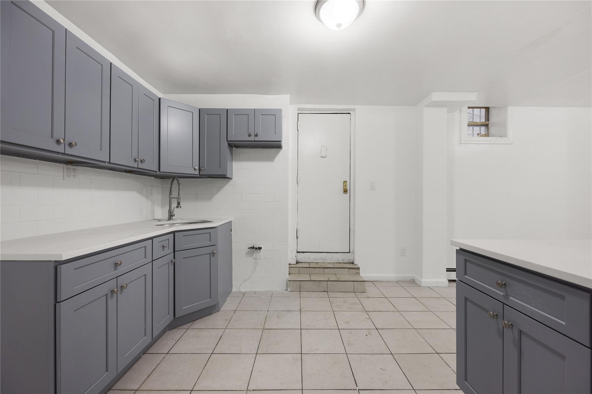 2039 Washington Ave Property Photo 3