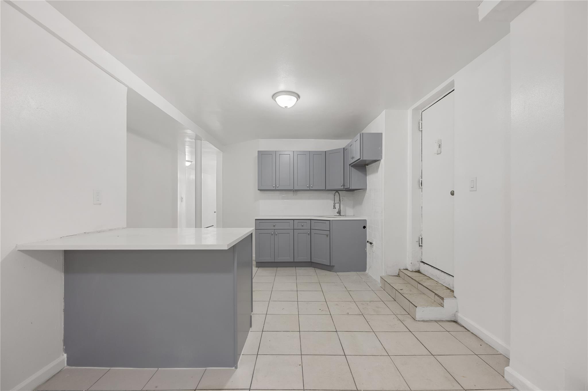 2039 Washington Ave Property Photo 5
