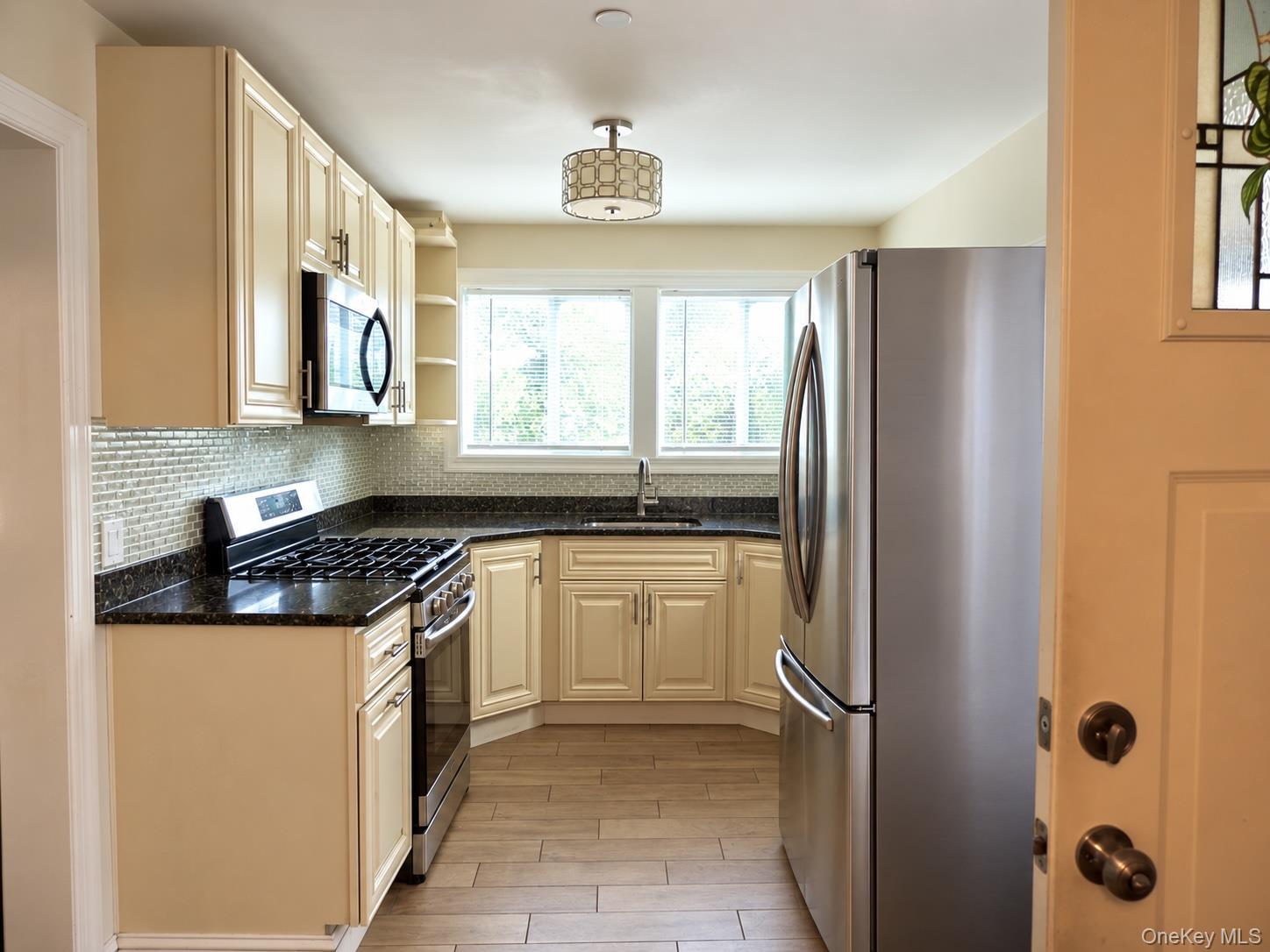 212 Beekman Avenue Property Photo 8