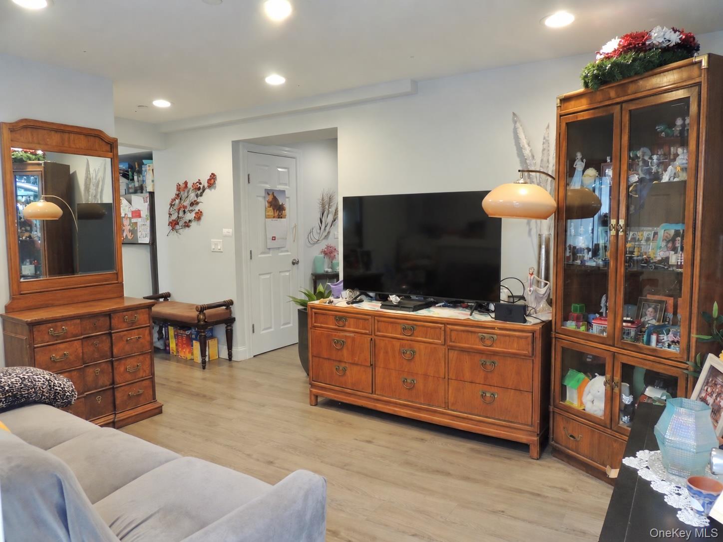 212 Beekman Avenue Property Photo 15
