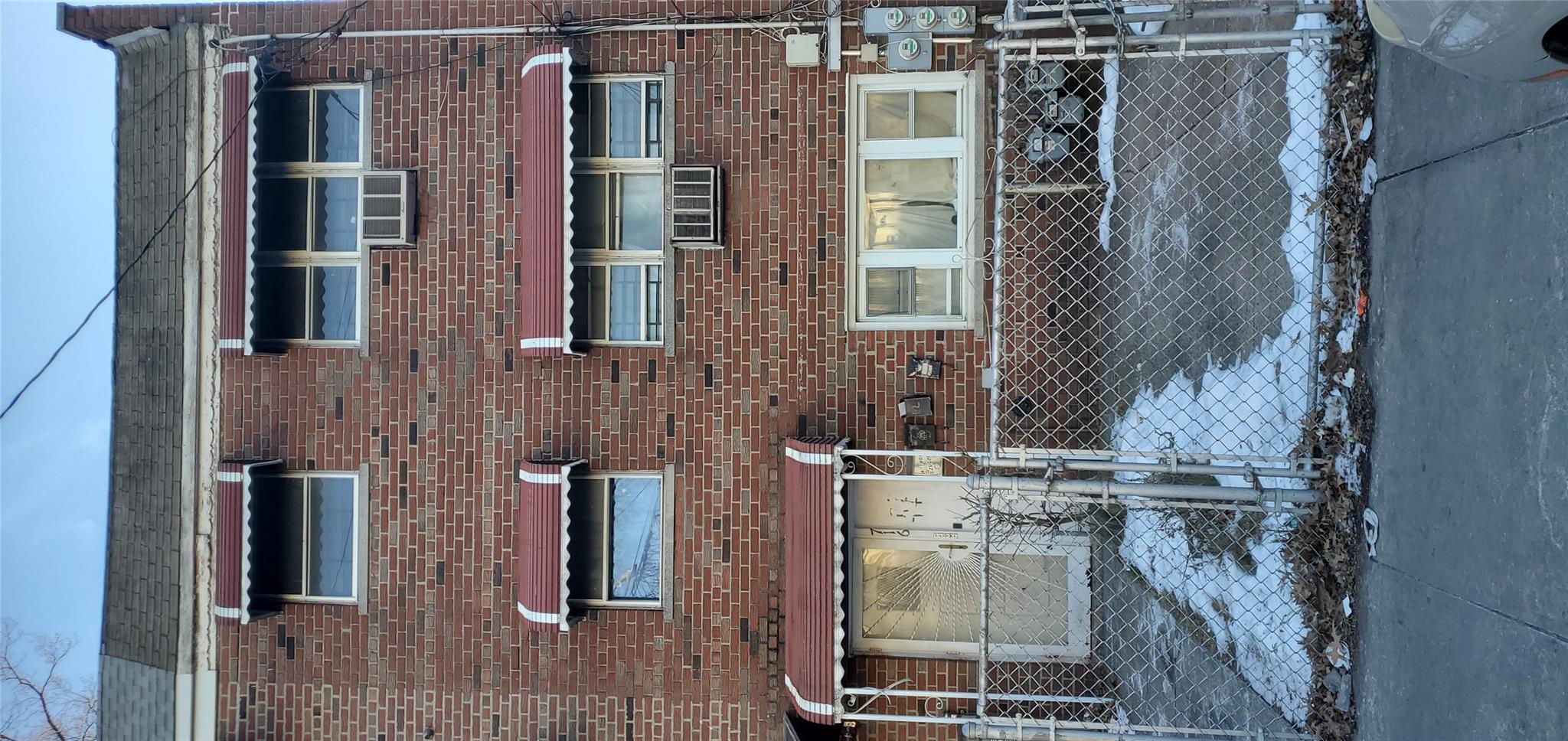 716 E 222 Street Property Photo