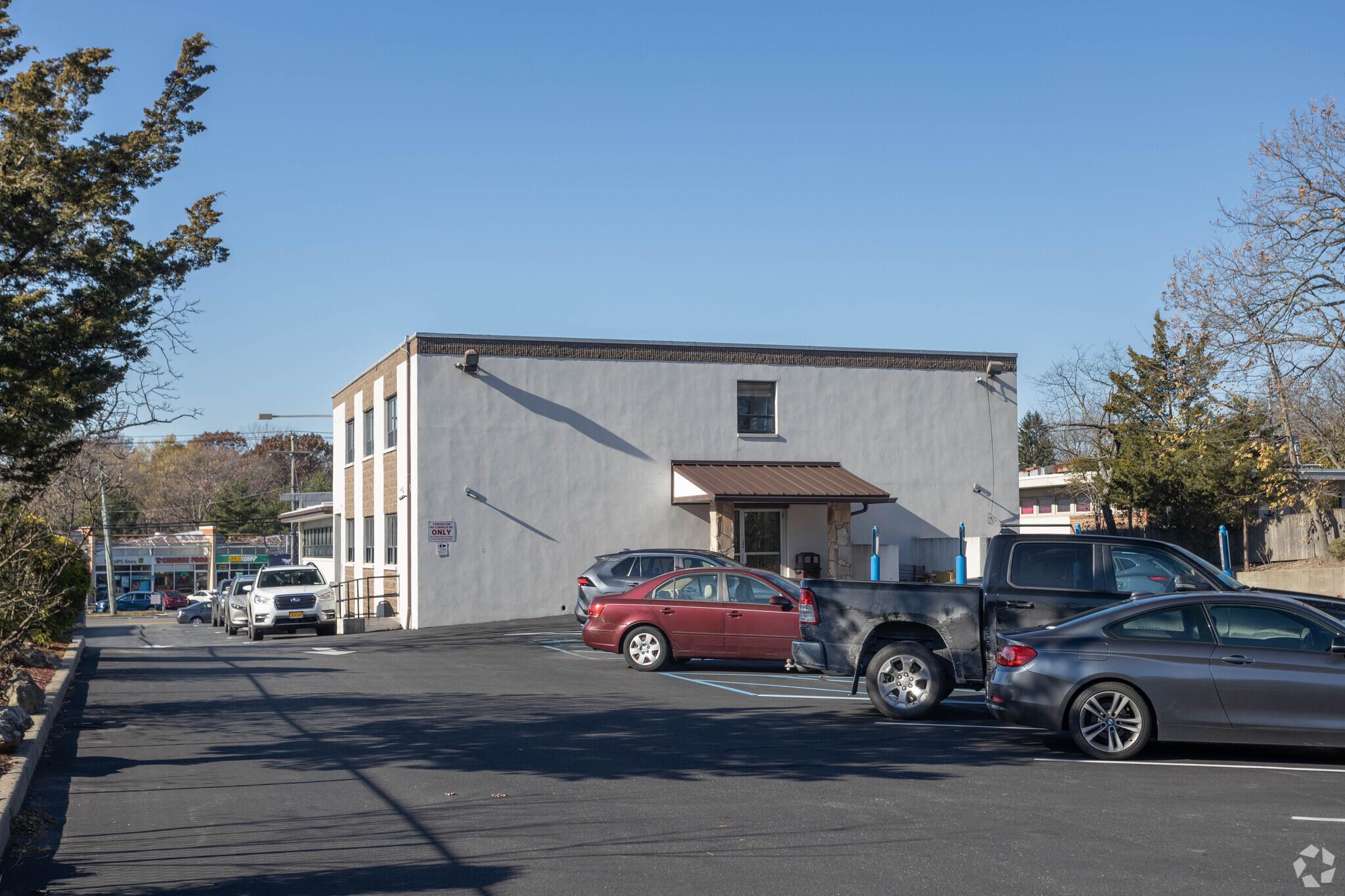 160 Commack Road Property Photo 3
