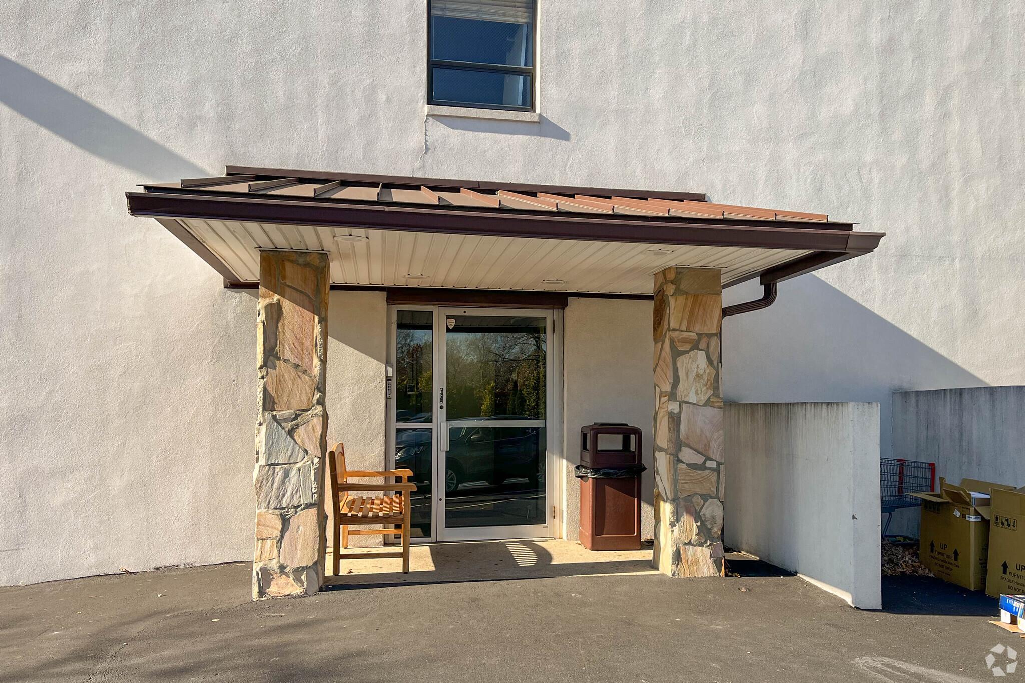 160 Commack Road Property Photo 4