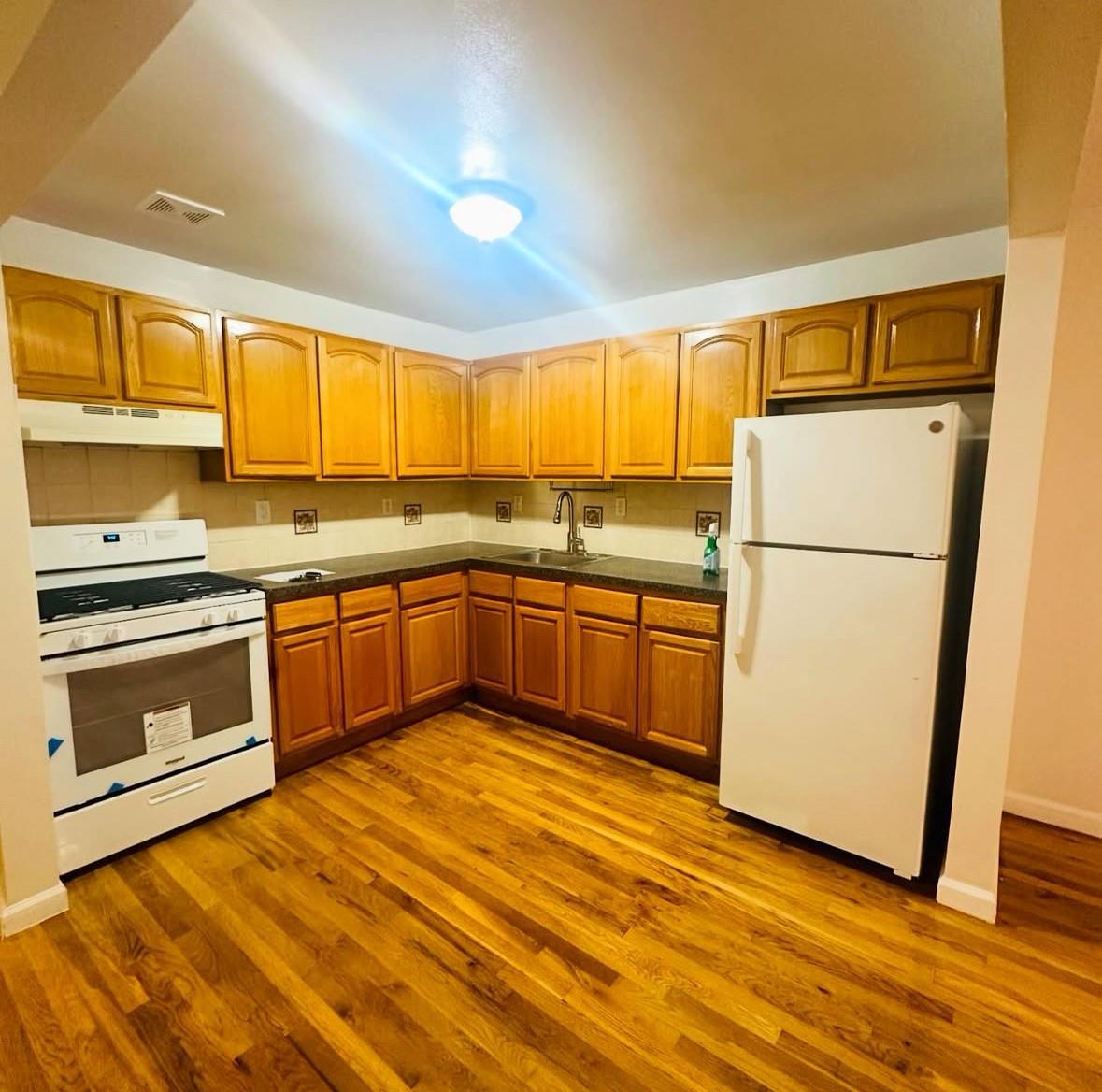 1079 Willoughby Avenue Property Photo