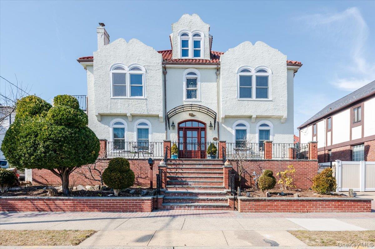 211 Laurelton Boulevard Property Photo 2