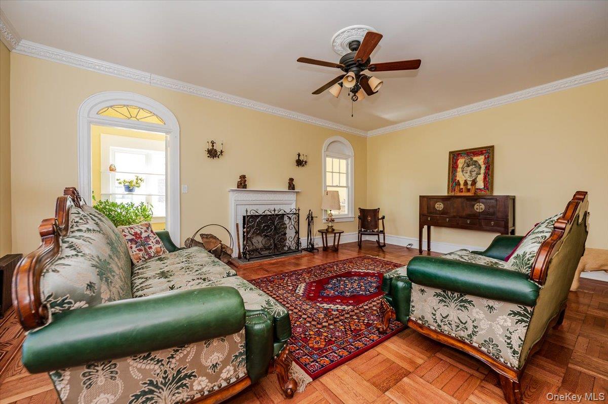 211 Laurelton Boulevard Property Photo 7