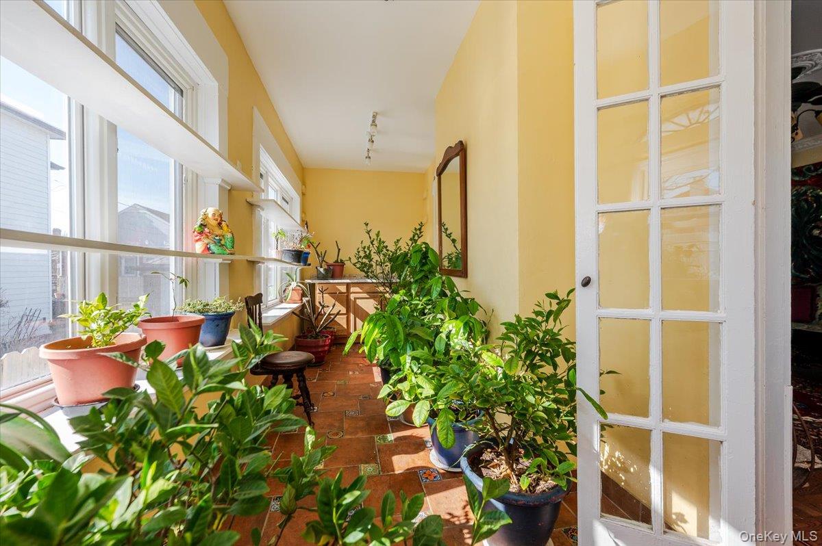 211 Laurelton Boulevard Property Photo 9
