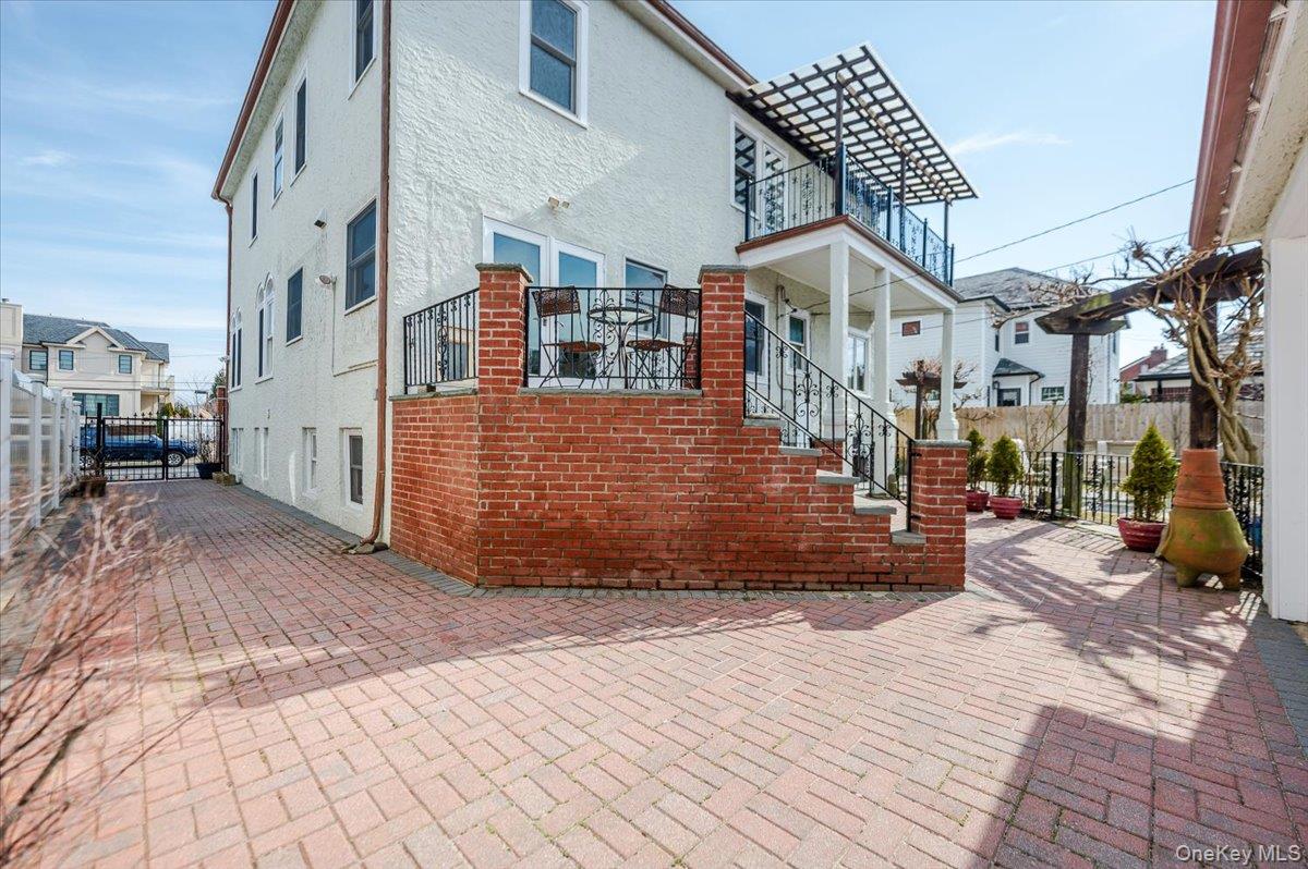 211 Laurelton Boulevard Property Photo 42
