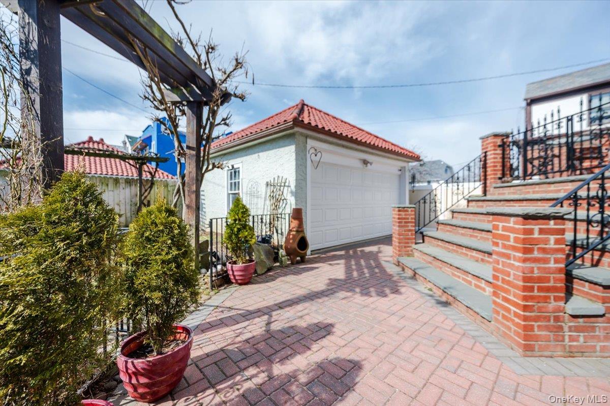 211 Laurelton Boulevard Property Photo 43