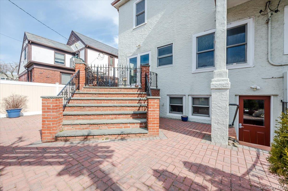 211 Laurelton Boulevard Property Photo 44