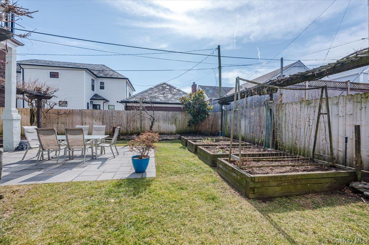 211 Laurelton Boulevard Property Photo 45