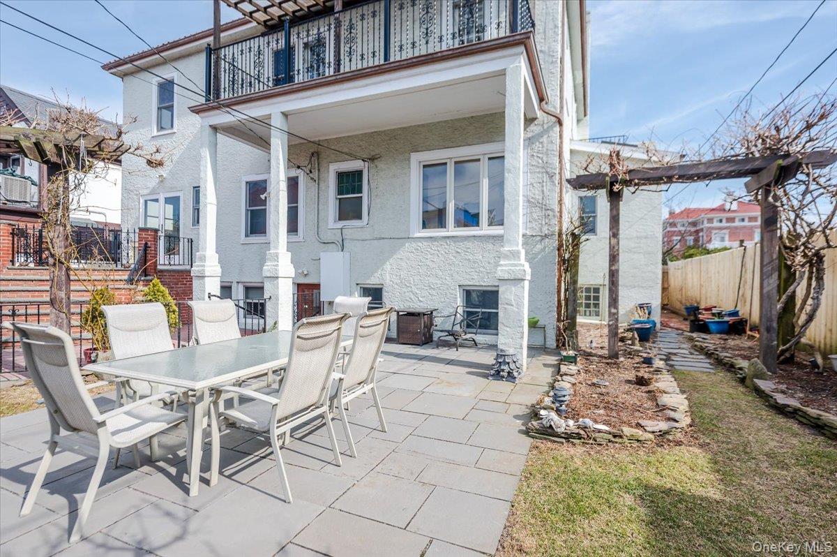 211 Laurelton Boulevard Property Photo 46