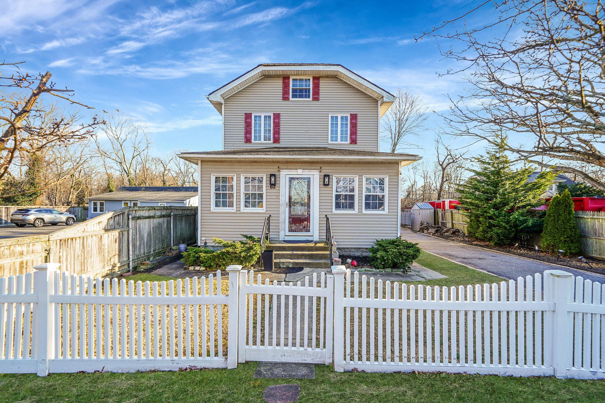 62 Moffitt Boulevard Property Photo